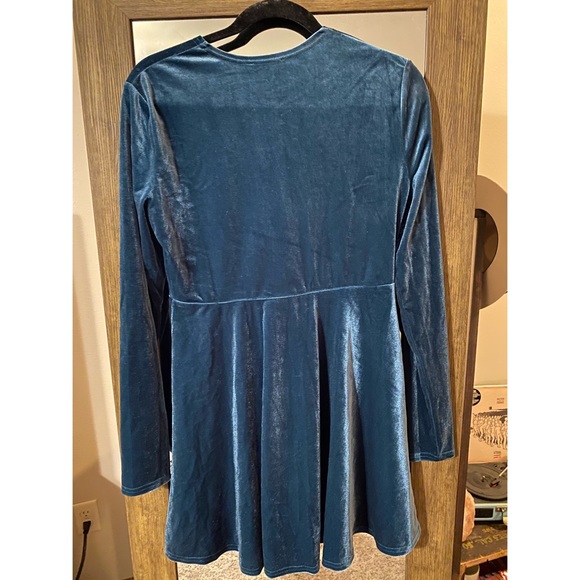 Long sleeve, boutique, velvet dress - Picture 2 of 3